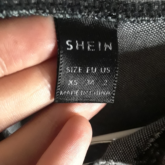 Crop safety pin snake tee - Picture 3 of 5